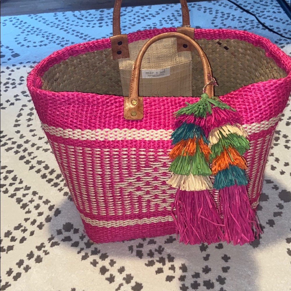 Cute straw beach bag!